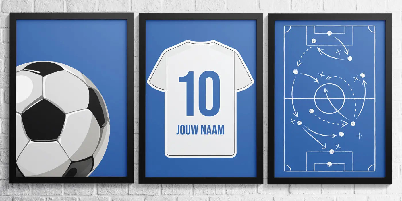 Drie framed voetbalposters met een zwart-wit bal op blauwe achtergrond en een wit shirt nummer 10 jouw naam, zwolle star collectie